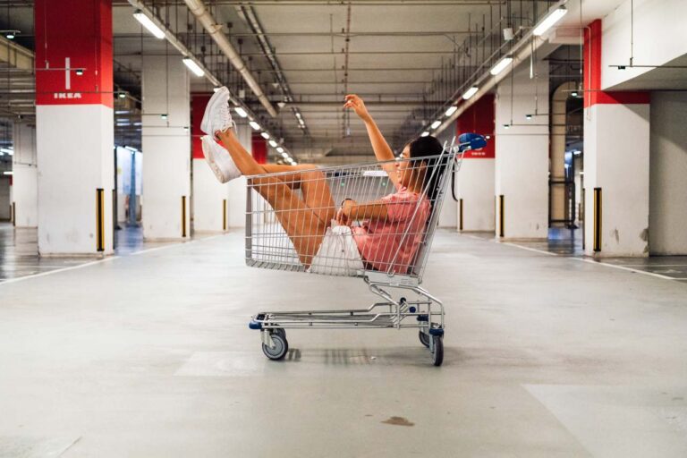 3 reportagens sobre direito do consumidor. Foto: Hanson Lu/Unsplash