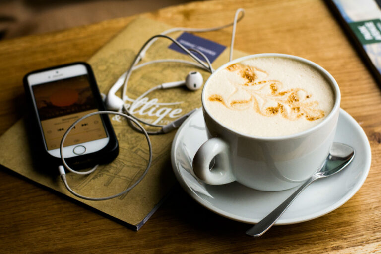 Dicas de podcasts de direito_jujahan_unsplash