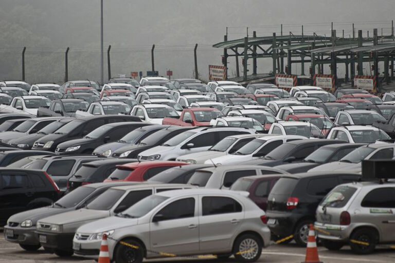 Danos materiais em carro zero