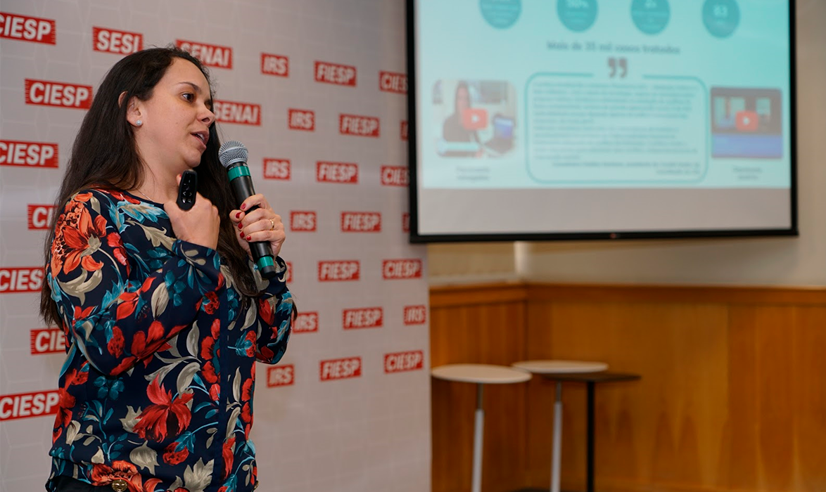 Janaína Amorim apresentando a Mediação Online no Just Pitch Festival